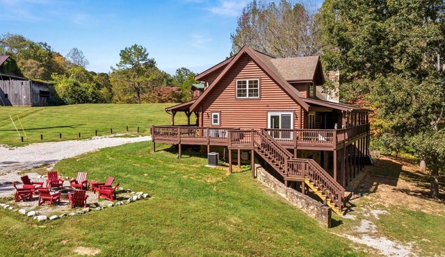 Huge 8 BR Lodge - Hot Tub, Fire Pit, Ping Pong