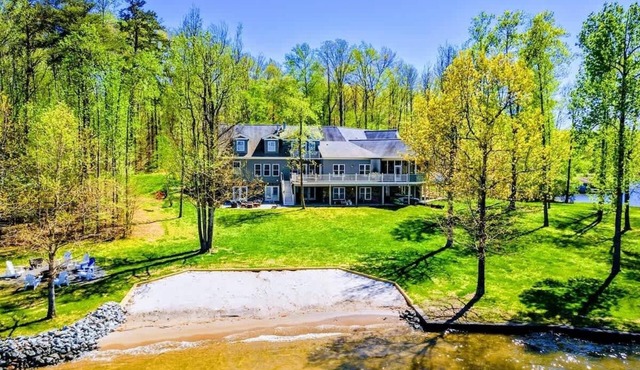 Huge 8BR Lakefront Lake Anna, Beach, Dock, Hot Tub