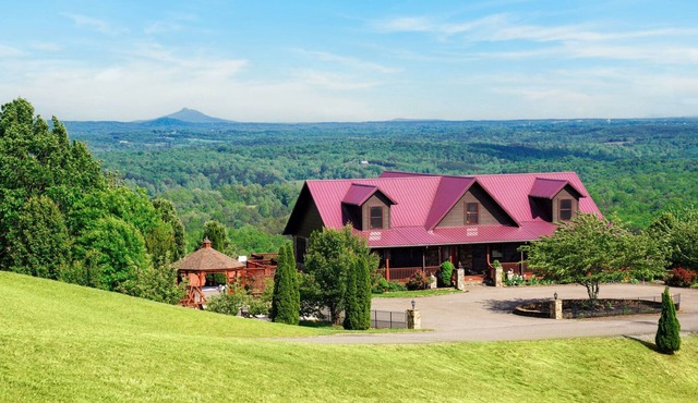 Huge 8BR Mountaintop Mansion, with Majestic Views,Oversized deck in Mt.Airy, NC.
