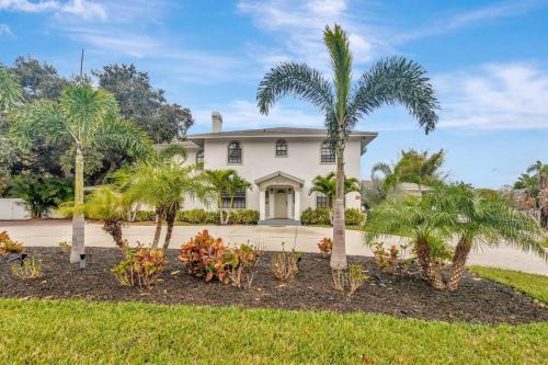 Huge 8BR wHTD Pool Ensuites Games Near Beach
