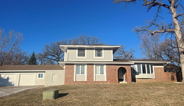 HUGE 9-10 bedroom w/Gorgeous 120K Remodel - Great for XL Families or Contractors