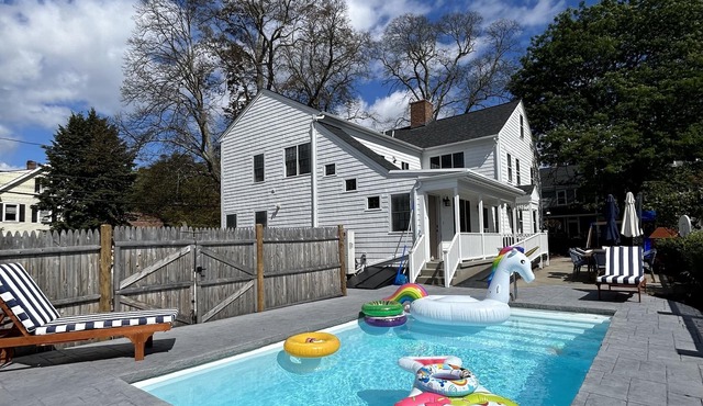 Huge apartment in Bristol Beautiful Historical home with pool and playground