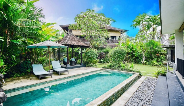 Huge Bali Villa with Pool, Lush Garden & Terrace