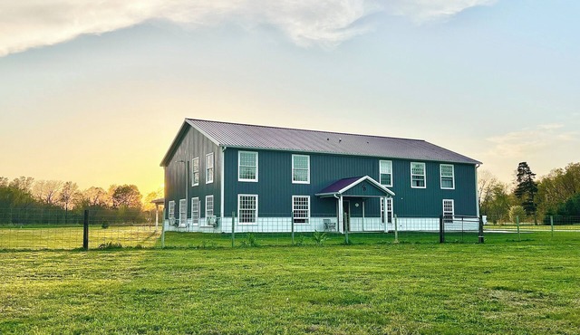 Huge barndominium homestead in Carlisle, just miles from airport/downtown DSM