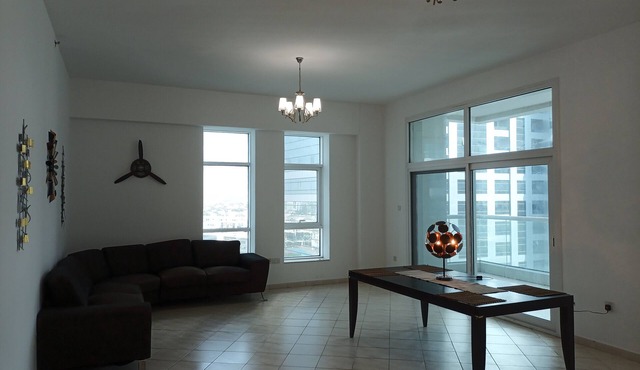 Huge Barsha Heights 4 Bedroom in Heart of Dubai - Balconies, pool, gym, parking!