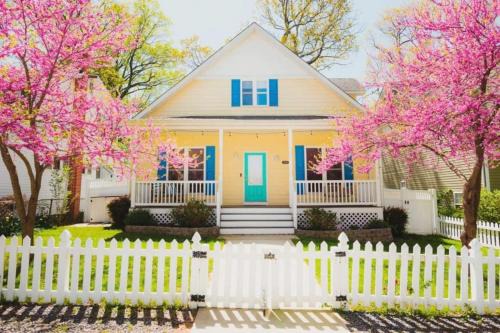 Huge Beach Bungalow- Yard, Beach Pass, King Beds