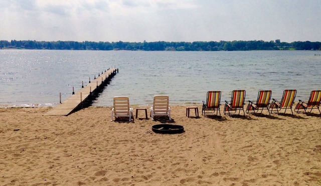 Huge beach house! Kayaks, fire pit, game room! Gentle Sandy slope, Crystal clear