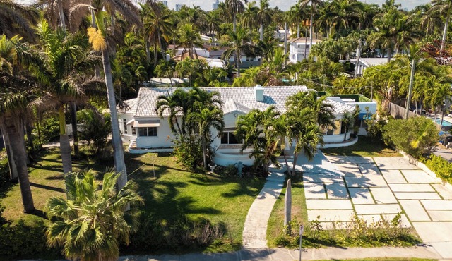 HUGE Beach House: Pool, water view & walk to beach and games