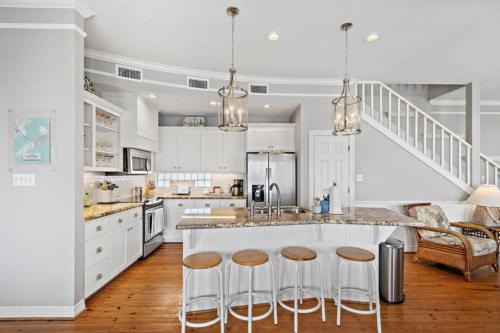 Huge beach house with great views, steps from sand