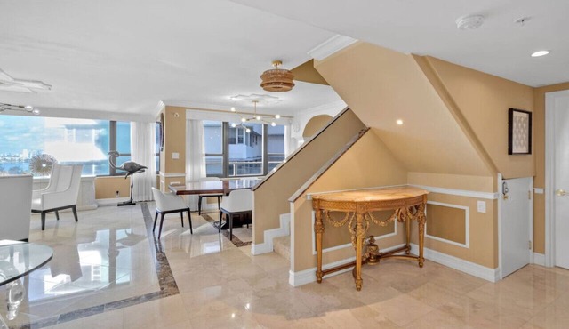 Huge Beachfront Lux Condo 2400sqft 5 Bedroom 5 Bathroom with Ocean and Bay Views