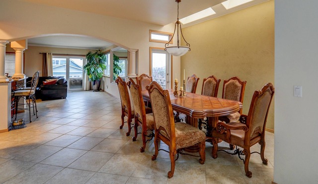 Huge, beautiful home to relax and enjoy the view!