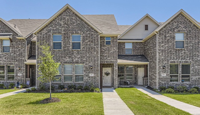 Huge & beautiful new townhome close to everything! Minutes to Fort Worth