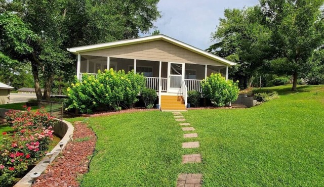 Huge Boathouse, Screened Porch, Firepit, 3 King Beds