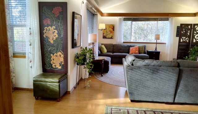 Huge, Bright, Vaulted Ceilings. Quiet. Convenient. Views! Generator. NATURE!