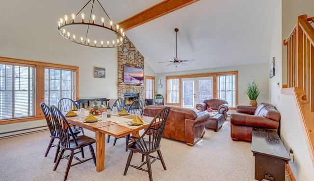 ⭐️ Huge Cabin 3min to Camelback + Hot Tub, Pool, Fireplace, Grill & Deck