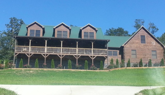 Huge cabin! Sits on a hillside with unprecedented mountain and sunset views.