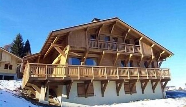 Huge Chalet in Combloux, sleeps up to 14, 5mins access to huge Evasion ski area.