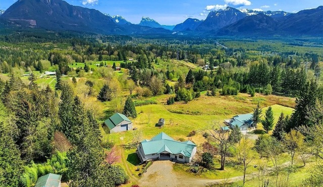Huge Chalet on 17 acres - Epic Mountain Views + Hot tub! 5 bed/3.5 bath
