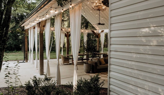 Huge Charlotte Farmhouse Villa 25 minutes from downtown!