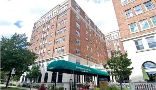 Huge condo in historic hotel near Lake Michigan/Parks/Festivals w/parking