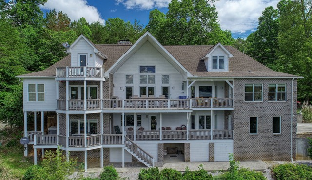 Huge Covered Dock & Decks, tiki bar, fire pit, free WiFI, 2 kitchens, En Suites