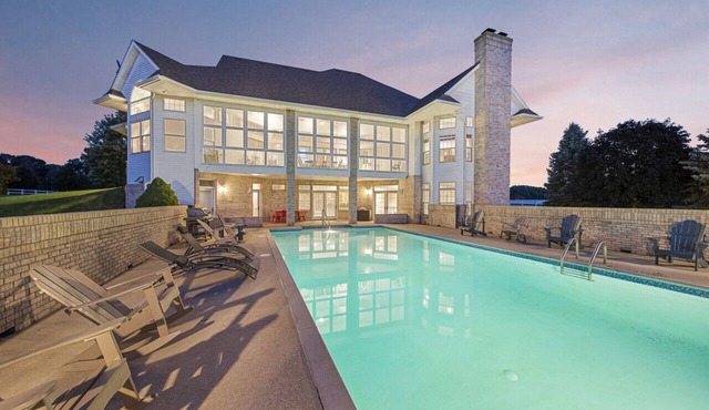 HUGE Crystal Lake 7 Acre Ranch w/Pool & Hot Tub