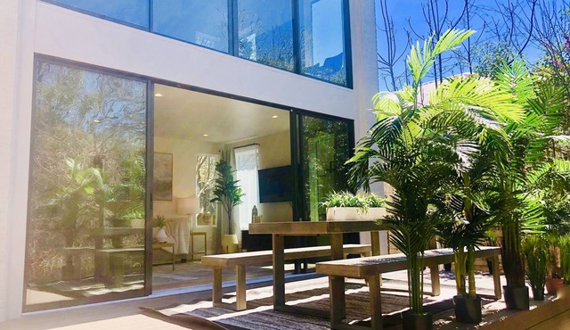 Huge Deck Overlooking Waller Creek & Lush Backyard