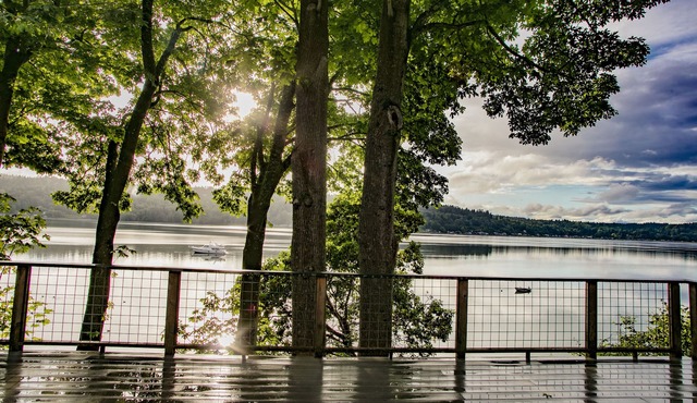 Huge deck, spectacular views and the beach. Waterfront hideaway.