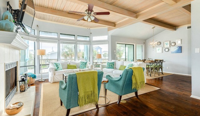 Huge Deck, Walk to Beach, Great Primary Suite, Ping Pong, Bikes, Beach Equipment