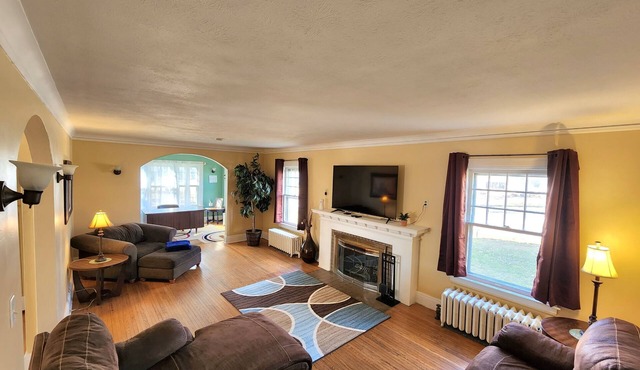 Huge deck & yard Near Indoor Sports Arena! Spacious! Smart TVs! Fast Wifi! Cozy.