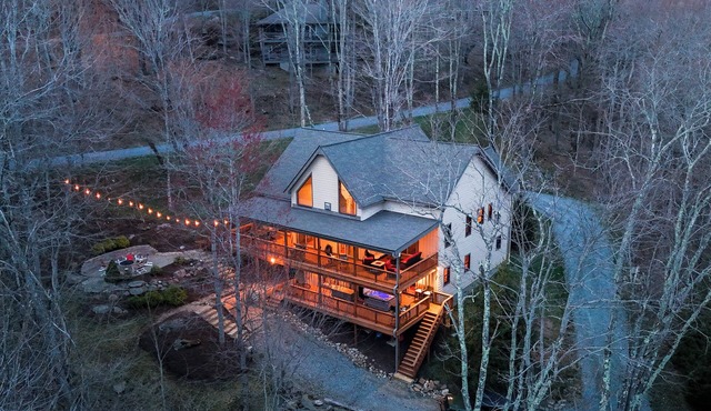 Huge Decks, Hot Tub, Fire Pit & Dog Friendly. Close to Boone and Banner Elk.