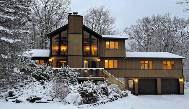 Huge Dining Table, Full Game Room, Barrel Sauna, 3,000 sqft, Firepit, Secluded