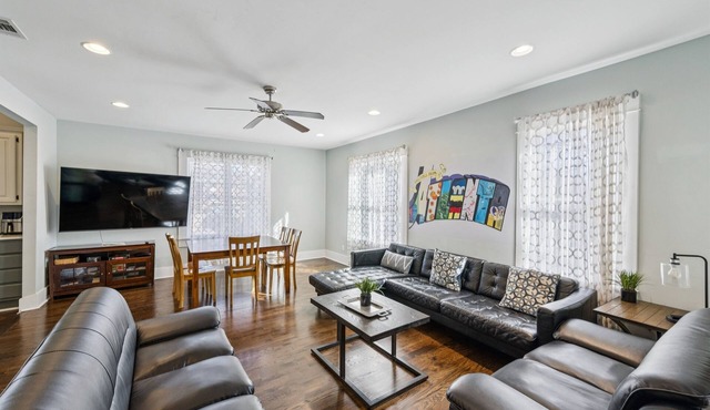 Huge Duplex Home with 9 bedrooms!