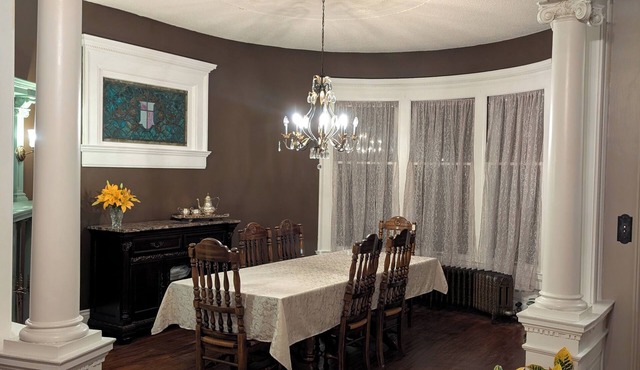 Huge Elegant Victorian - 8 people