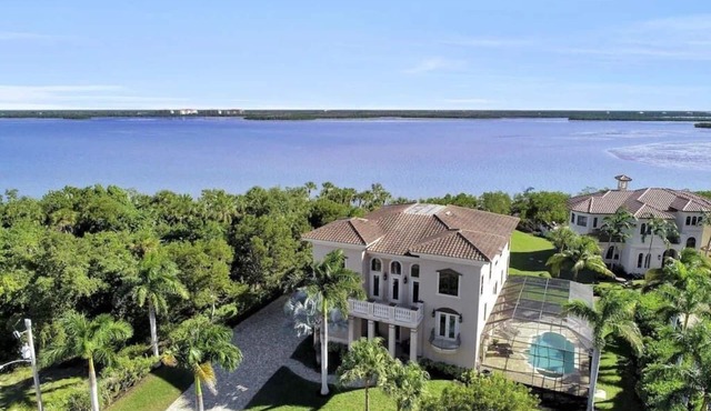 Huge Estate, Heated Pool, Water View, King beds, Sleeps 20
