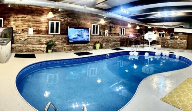 Huge Estate Property w/indoor pool, sauna, hot tub, sleeps up to 28 Weddings!