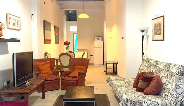 Huge Family Apt With Patio: Central Barcelona