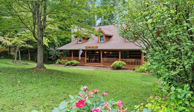 HUGE FAMILY CABIN - 5 bdrm/4.5 bth, Game Room, Hot Tub, Playhouse, Bonfire Pit