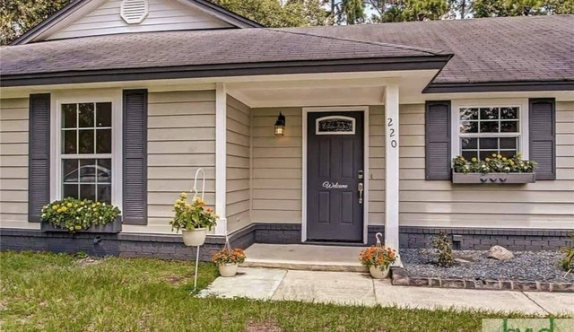 Huge, Family-Friendly Home. 10-Mins to Downtown! Giant TV's, sweet back porch!
