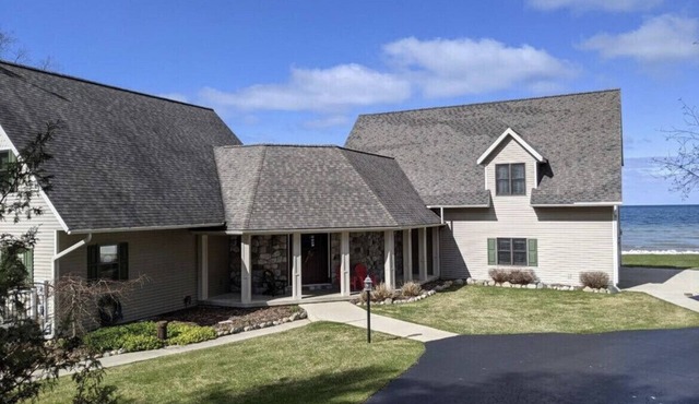 Huge Family Lake Michigan Vacation Home, 6 bedrooms. Amazing Views!
