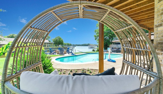 Huge Family Lakehouse · TWO Game Rooms, Fire Pit, Fishing, Kayaks, Pet Friendly
