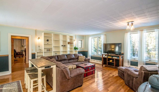 Huge Farmhouse Estate on South Pond with Extreme Privacy: Host Weddings