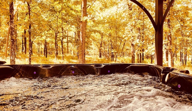 Huge fire pit, NEW hot tub, outdoor deck, quiet area, less than a mile to lake