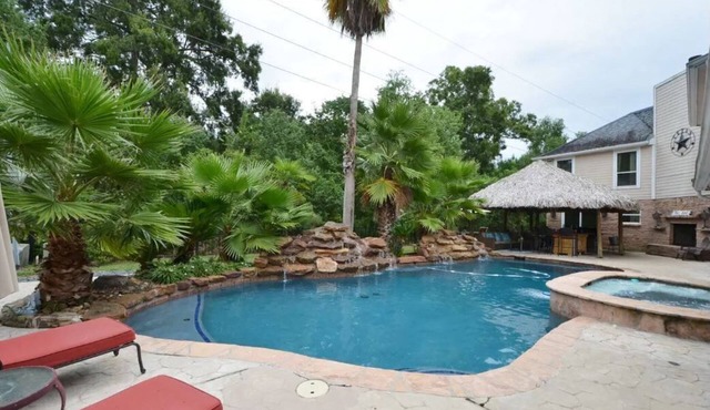 HUGE Fun Pool/Tiki Hut & BIG Gameroom, Pool table