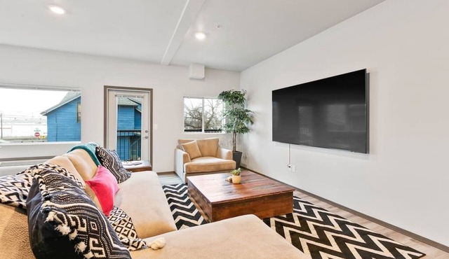 HUGE-Fun-Trendy Apt by Perry District & Downtown!