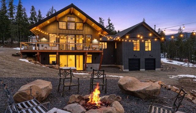 Huge game room, Hot tub, Sleeps 16+ with Bonus loft, ATV Snowmobile Trails