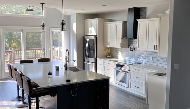 HUGE Getaway Home on 3 Acres - 10min to downtown