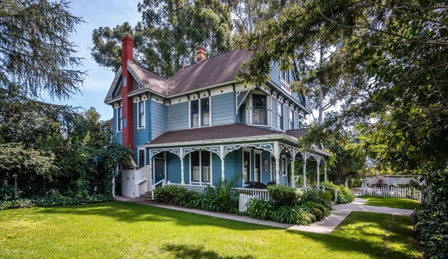 Huge Gorgeous Victorian With Beautiful Gardens