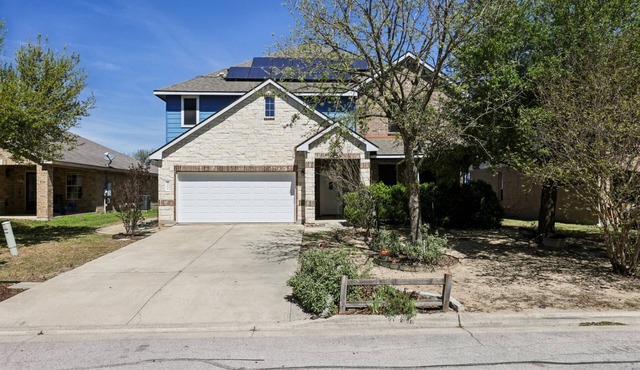 Huge Handicap Accessible Home Sleeps 21. Game Room, Office, Stocked Kitchen with so many TVs