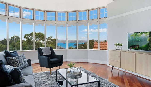 Huge Harbour View Apartment In Historic Home